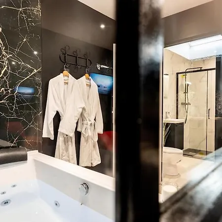 * Love Room Jacuzzi * Aubie-et-Espessas Buitenkant foto