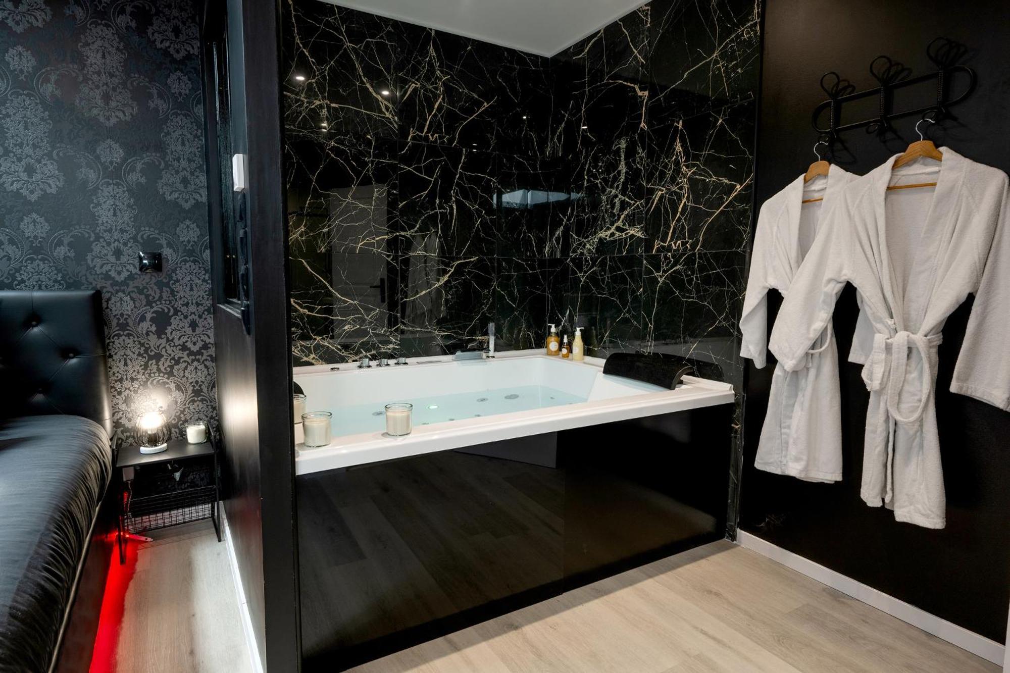 * Jacuzzi * *